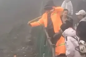 峨眉山景区回应“环卫工”用弹弓射猴：实为“猴管”驱赶猴子，吼了没效果才会用图片