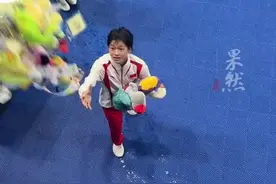 全红婵哥哥现场见证妹妹夺冠， 在看台上和全红婵讲话时不停抹眼泪图片