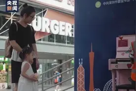 58岁农民工在深圳街头弹奏公益钢琴：做完再累的事，弹一曲就舒服了图片