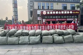 “衣暖情深，让爱同行”图片