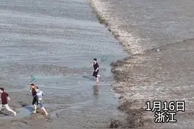 钱塘江一带居民的传统习俗：抢潮头鱼，被称为“生命拴在裤腰带上”的行当。图片