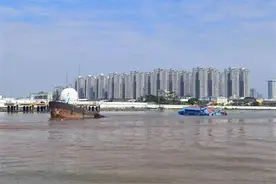 突发！南沙一货船航行中突然断裂图片