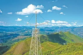 福建漳州：全程机械施工 山上立起铁塔图片