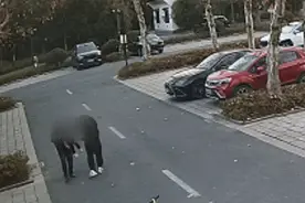 新郎刚领完证，回家路上突然跑了？新娘却说：嫁对人！图片