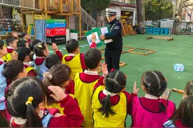 青岛交警市南大队多形式开展122全国交通安全日宣传活动图片
