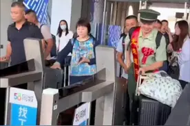 小伙光荣退伍全家接站，见面一个帅气敬礼，笑着笑着突然就绷不住了…图片