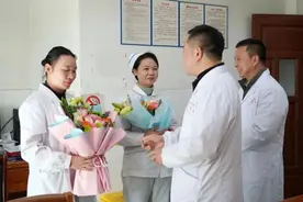 樊清、刘星，你们跪地救人的样子真美！图片