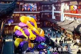 巨型金蛇亮相豫园灯会主题生肖彩灯图片
