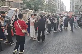 晓华理发店爆火！当地拉来黑熊展示，官方回应：未报备已叫停图片