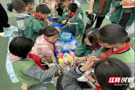 汝城县玉潭学校小学部举行献爱心跳蚤市场义卖活动图片