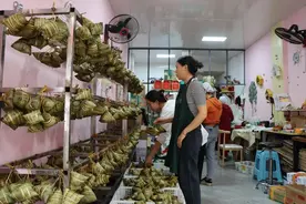 端午日渐临近 独山灰粽走俏市场图片