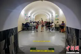 湖北武汉：市民防空洞里避暑纳凉图片