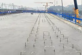 中铁一局渝万高铁项目涪陵车站四线特大桥首孔现浇简支梁浇筑完成图片