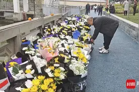 “太可惜了，我也是个母亲”19岁少年救人不幸溺亡，眉山市民自发前往悼念丨看见正能量图片