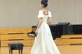 女子表演完退场时后背拔罐印引观众大笑，推拿人士：拔罐后注意保暖图片