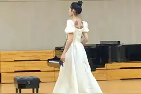 女子表演完退场时后背拔罐印引观众大笑，推拿人士：拔罐后注意保暖图片