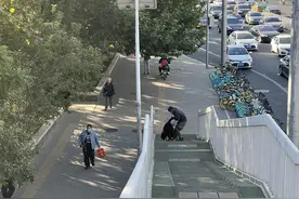 过个马路忒费劲，多处天桥遭吐槽，市民：给部分天桥加装电梯图片