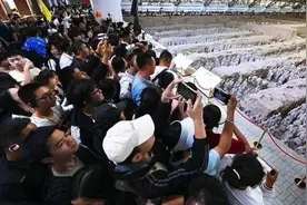 游客太多兵马俑被迫上夜班！网友：给三倍工资吗？图片
