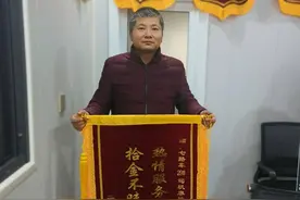 赤壁：一面锦旗、一份感谢，送给热情服务的好司机图片