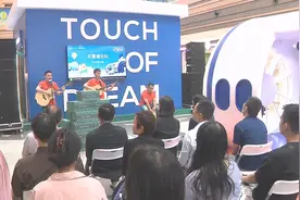 这支视障人士组成的乐队，在南京路步行街上演了一场精彩演出图片
