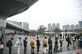 刘慈欣签售会，排了这么长的队！幻迷们不仅带着作品，还带着回忆而来图片