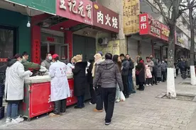 现“晃”元宵热卖，潍坊老字号元宵店门口排起长队图片