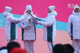 新华全媒+丨第九届亚冬会火炬传递活动在哈尔滨举行图片