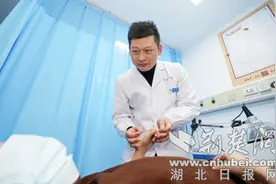 男子跨越千里四处求医未果 十堰人医一针见效治愈患者麻病顽疾图片