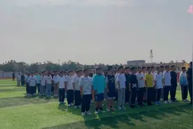 果然视频丨新学期伊始，枣庄十五中北校举行新生军训活动图片