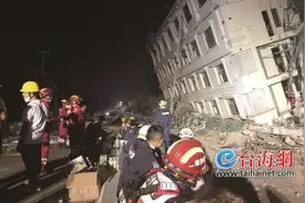 倾斜公寓地底下，传来5声敲击声！厦门救援队全力搜救幸存者图片