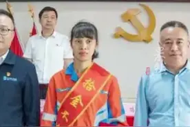 拾金不昧精神可嘉，捡到30万元“练功券”的海口环卫工被公司奖励8000元图片