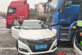 轿车临近路口强行变道，被撞还要承担全责图片
