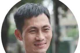 男童悬挂三楼半空 湛江“托举哥”徒手爬墙施救图片