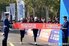 携手冲线！女子半马亚军季军仅一秒之差图片