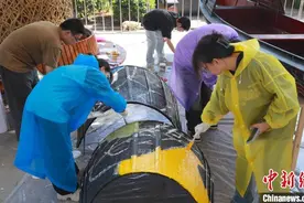 “00后”学子彩绘乌篷船 鲁迅外婆家水乡风情浓图片
