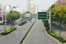 《哪吒》版交通宣传语上了荆州道路电子屏图片