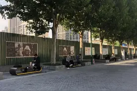 上海街头有新发现：能充电还能拍死蚊子……网友：太需要了图片