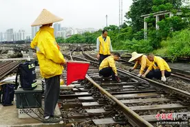 南宁工务段强化咽喉道岔设备维修 提升运输效能图片