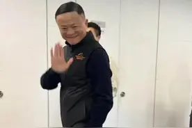 马云，现身阿里云！佩戴阿里最新工牌，上面三个字亮了图片