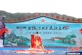 “三月三”江西上饶畲乡上演特色畲族服饰秀图片