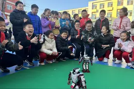 看机器人热舞、和机器人传球，板厂小学多样活动开启科技节图片