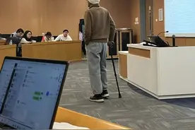患癌教授拄着拐杖授课，没座位的学生直接坐地上……图片