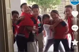 刚开学，他们就想老师了！新学期，这些师生互动，太暖了！｜聚焦2023开学季图片