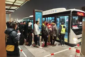 等待夜归旅客 西安这条公交线路没有固定收班时间图片