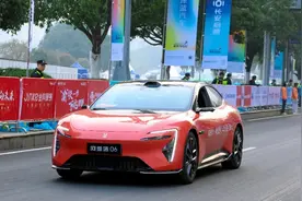 机器狗接机、机器人带领热身……全球首场AI马拉松南岸激情开赛图片