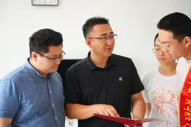 一门三代参军！大场镇首封高考录取通知书来了，是考上解放军国防科技大学的他……图片