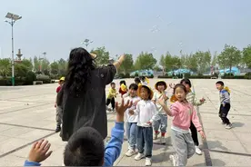 阳信县洋湖乡组织中心幼儿园学生开展春季徒步春游活动图片
