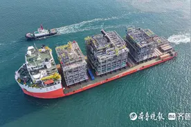 40万吨级超大型“海上油气工厂”模块起运出境图片