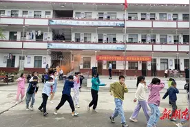 居安思危，防患未然——荷叶镇中心小学开展消防疏散演练活动暨安全应急知识培训会图片