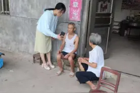 嘉鱼县高铁岭镇石泉村：上门办理养老认证图片